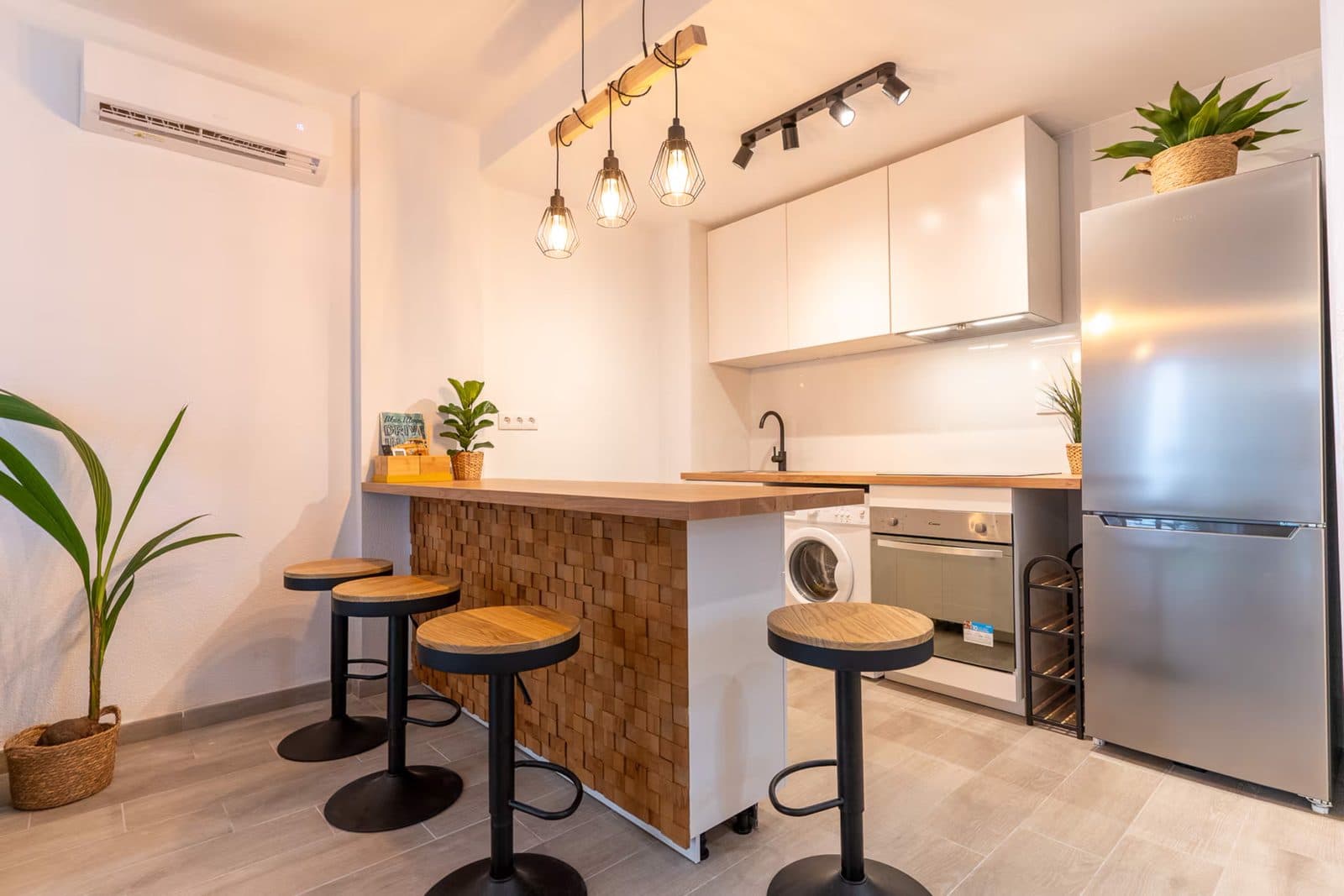 Cocina americana de Gaviotas 73 con barra, taburetes y electrodomésticos