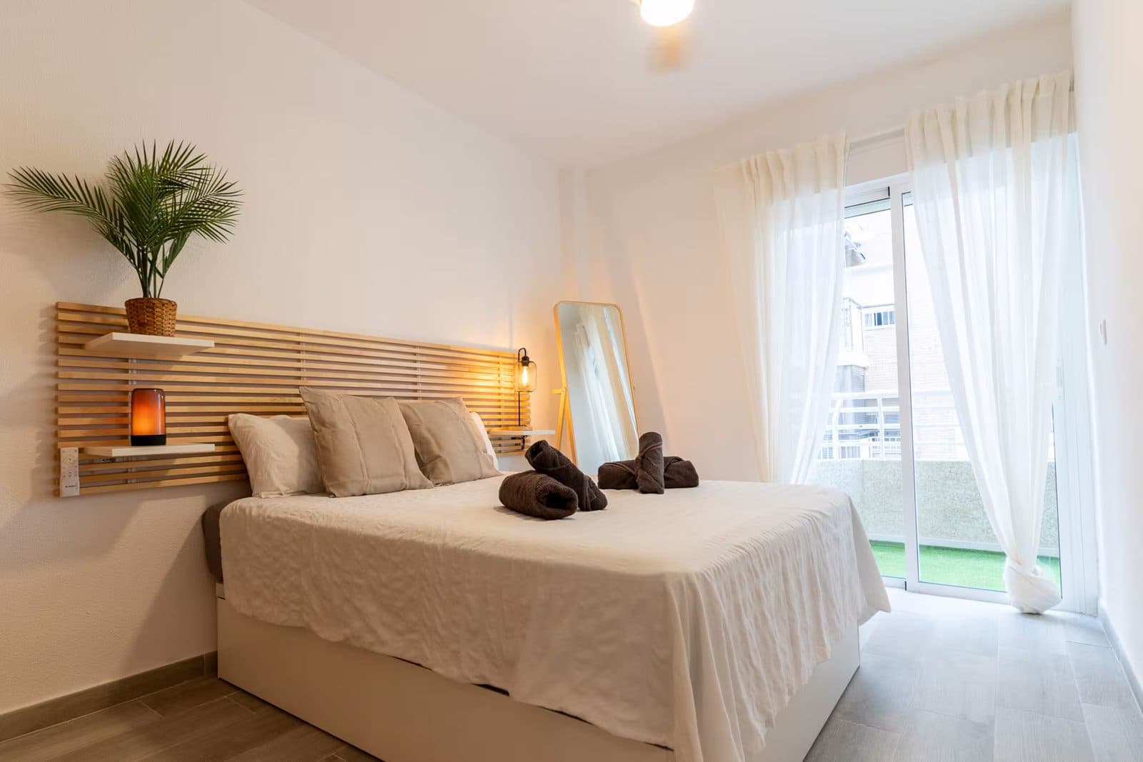 Dormitorio de Gaviotas 73 con cama de matrimonio y cabecero de listones
