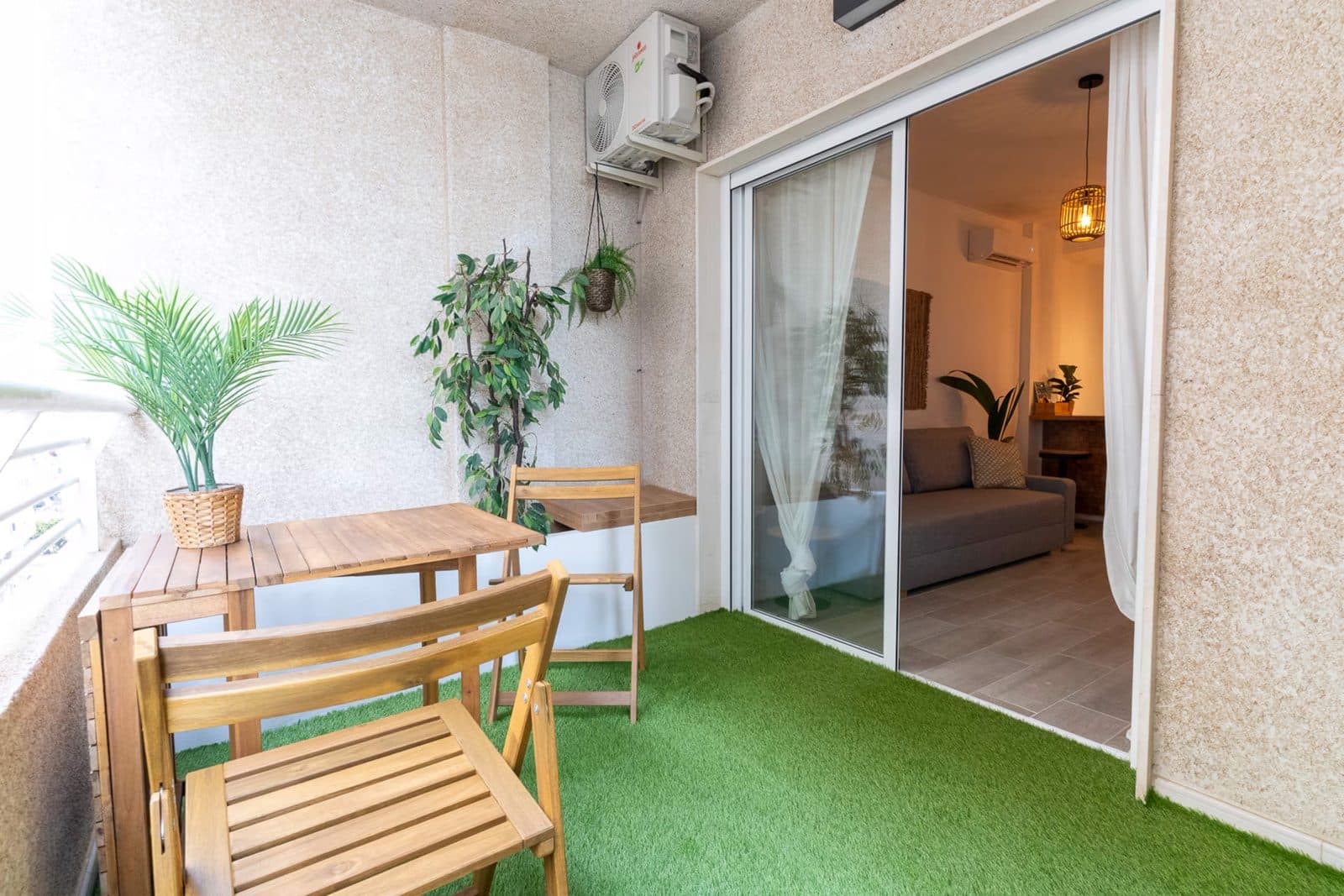 Terraza privada de Gaviotas 73 con mesa, sillas y césped