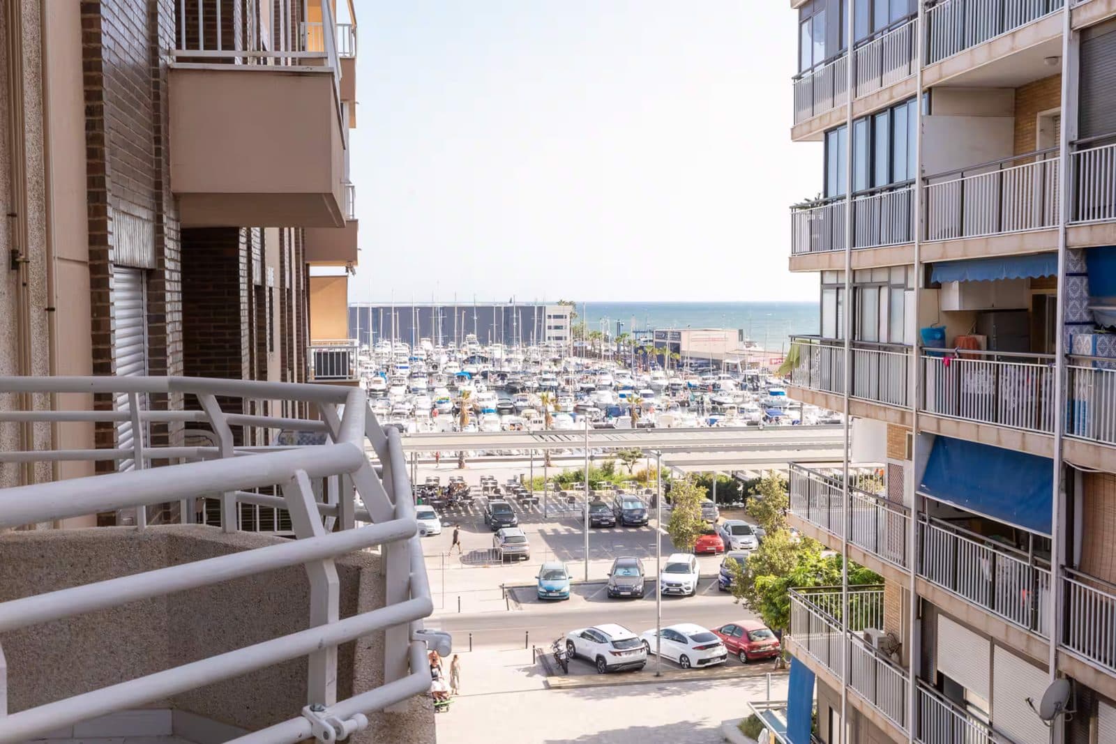 Terraza de Gaviotas 73 con vistas al puerto deportivo y al mar de Santa Pola